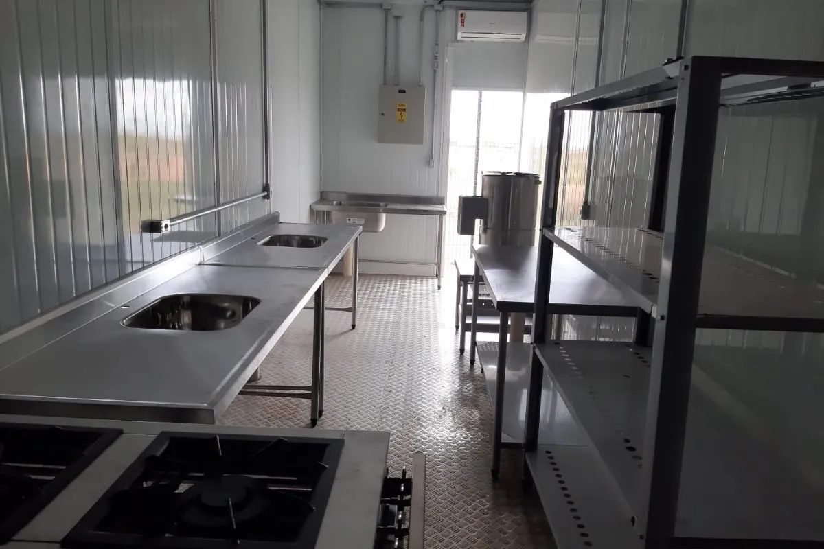 Interior da cozinha industrial Fortis SC com bancadas em aço inox