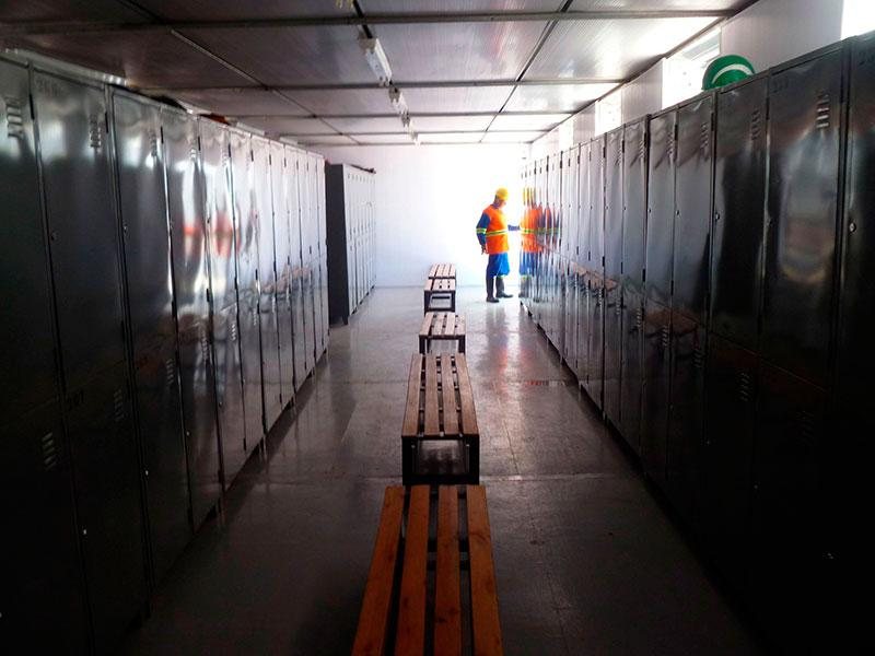 Vestiário com corredor de armários numerados